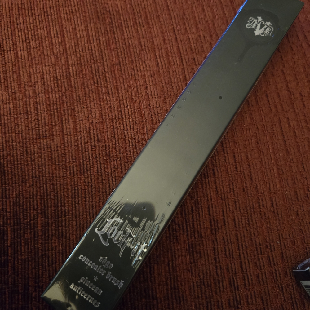 Kat Von D Black Consealer Brush